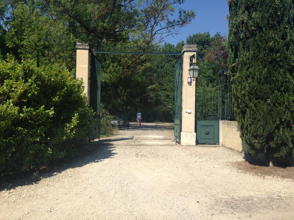 Le Mas de Trévouse Saint-Saturnin-lès-Avignon Exterior foto